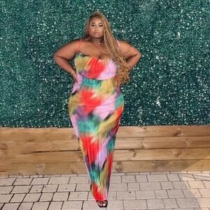 PLUS MULTI PRINTED PLISSE COWL NECK MAXI DRESS— Size 18